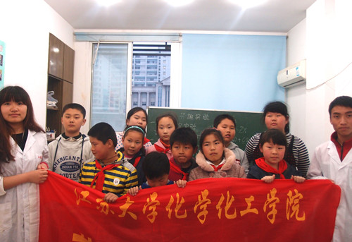 ��Ժ־Ը�߲��롰�ĵ���ѧУ�� ����ů��������Ա��Ů